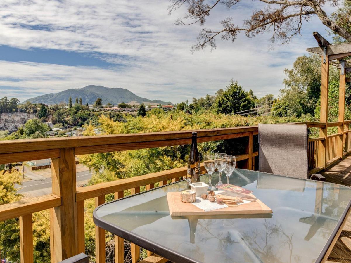 Treetop Hideaway - Taupo Holiday Home Exterior photo