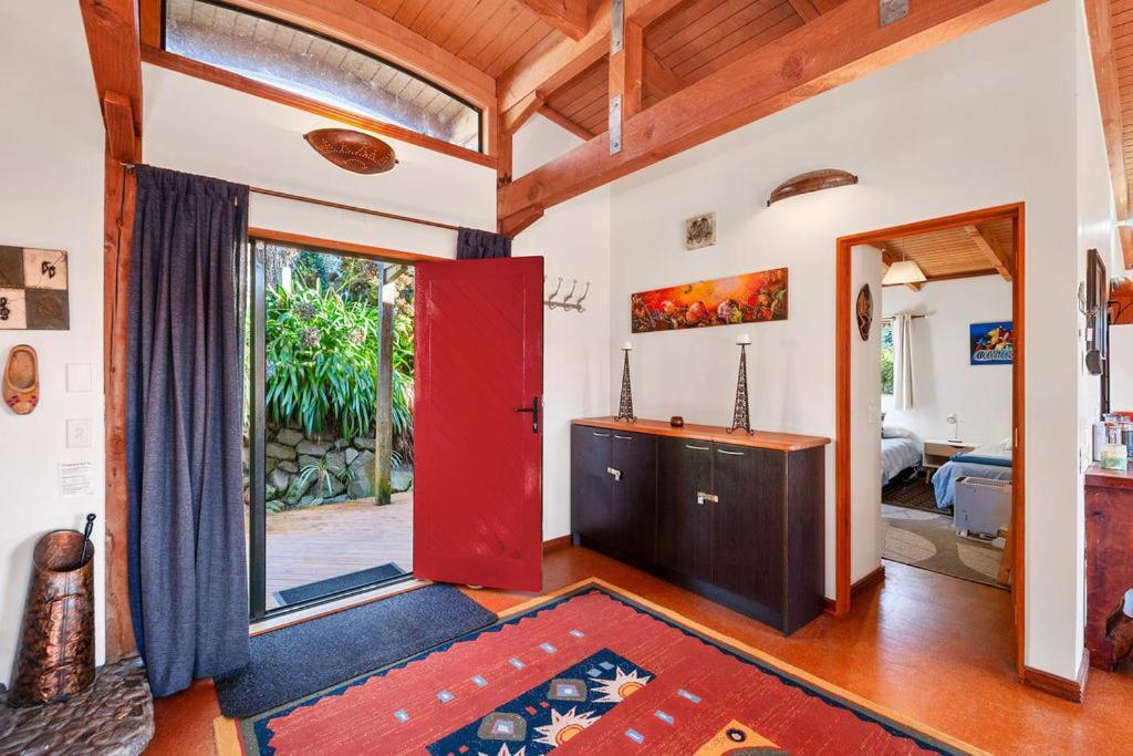 Treetop Hideaway - Taupo Holiday Home Exterior photo