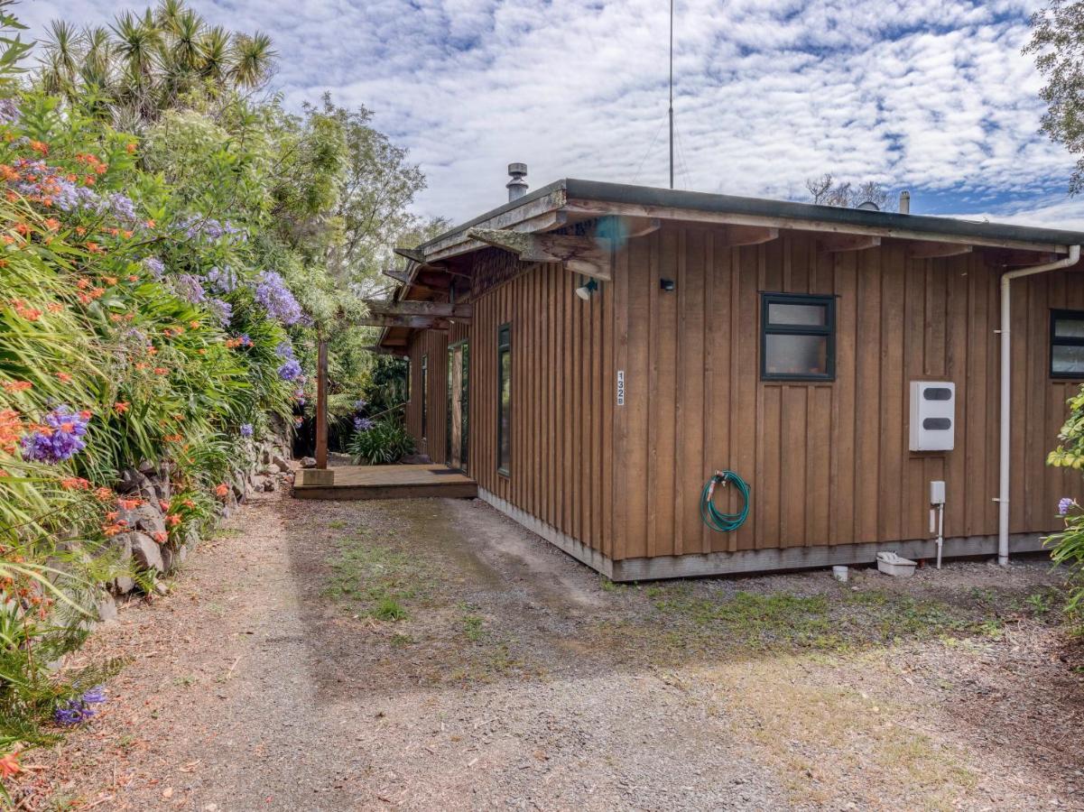 Treetop Hideaway - Taupo Holiday Home Exterior photo
